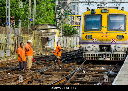 Train en arrivant à la gare de Churchgate, Mumbai, Maharashtra, Inde Banque D'Images