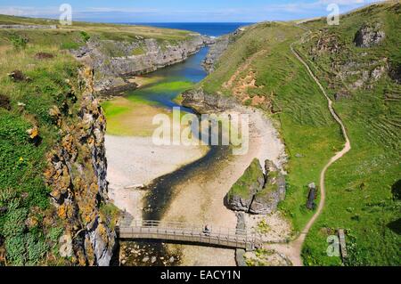 D'entrée de la mer avec une piste d'un point de vue à Smoo Cave, Durness, Caithness, Sutherland et Easter Ross, Ecosse, Royaume-Uni Banque D'Images