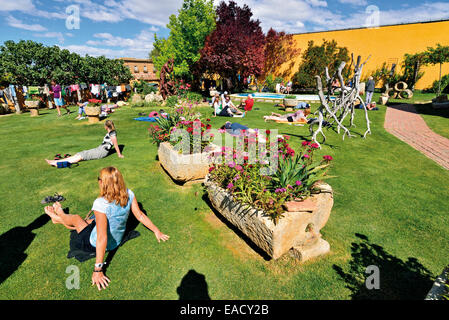 L'Espagne, Saint James Way : Pèlerins au repos dans l'auberge Albergue El Camino à Boadilla del Camino Banque D'Images