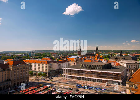 Vue depuis l'Église sur place Altmarkt et le Palais de la Culture, vers la tour de Hausmannsturm et Dresde Banque D'Images