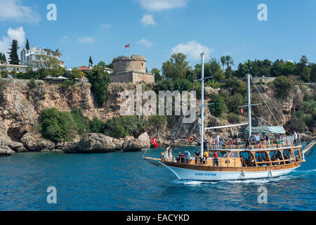 Bateau d'excursion dans le golfe d'Antalya, les falaises avec tour Hıdırlık Kulesi'Hidirlik, forteresse, datant du 2ème siècle dans Banque D'Images