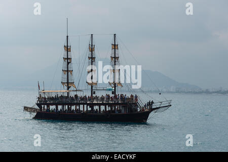 Bateau d'excursion dans le golfe d'Antalya, Turquie, Turquie Mer Adriatique Banque D'Images