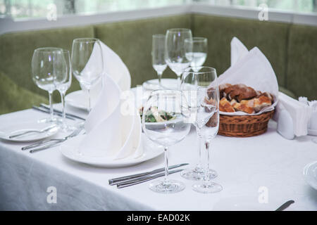 Réglage de la table du Festival au restaurant. Banque D'Images