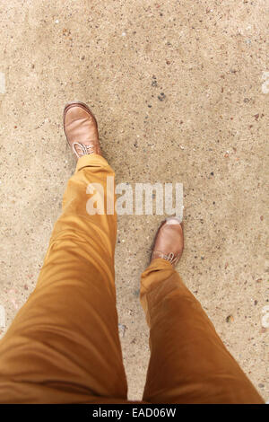 Les pieds de l'homme chaussures de marche sur un Park Lane. Vue d'en haut. Banque D'Images