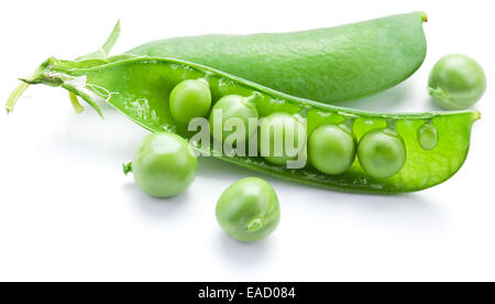 Les petits pois frais sont contenues à l'intérieur d'un groupe isolé sur un fond blanc. Banque D'Images