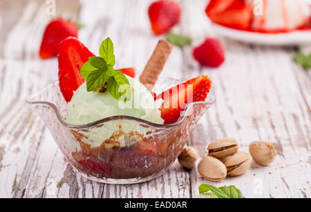 Glace Pistache sur table en bois Banque D'Images
