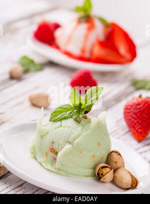 Glace Pistache sur table en bois Banque D'Images
