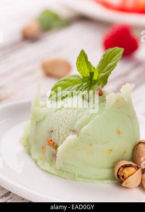 Glace Pistache au sundae sur table en bois Banque D'Images