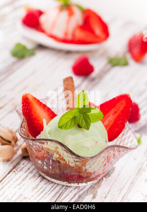 Glace Pistache au sundae sur table en bois Banque D'Images