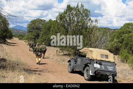 Cette image montre un Kubelwagen d'infanterie de la Wehrmacht, un véhicule militaire utilisé par l'armée allemande pendant la première Guerre mondiale le Kubelwagen était un véhicule polyvalent connu pour sa robustesse, utilisé pour le transport sur divers terrains pendant la guerre. Banque D'Images