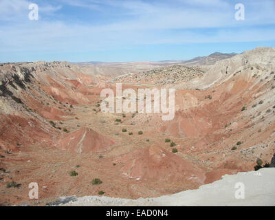 Les pistes cyclables White Mesa offrent un terrain diversifié pour les amateurs de VTT, avec des vues panoramiques et des sentiers escarpés à travers le paysage désertique. Banque D'Images