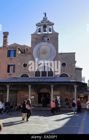 L'église de San Giacomo di Rialto avec sa grande horloge du 15e siècle, Venise, Italie, Banque D'Images