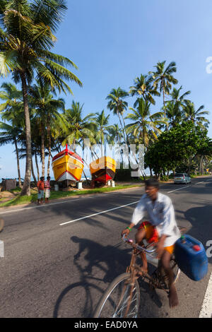 Les navires d'un constructeur de la route, près de Maggona, Kapugoda Région, province de l'Ouest, Sri Lanka Banque D'Images