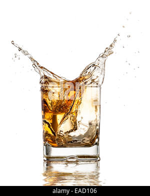 Verre de whisky avec splash, isolé sur fond blanc Banque D'Images