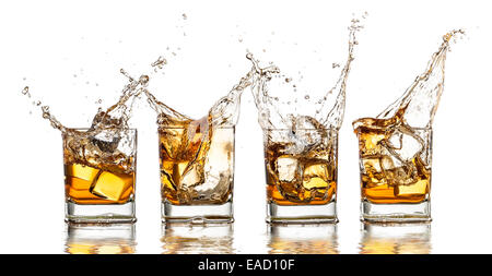 Verres à whisky avec splash, isolé sur fond blanc Banque D'Images