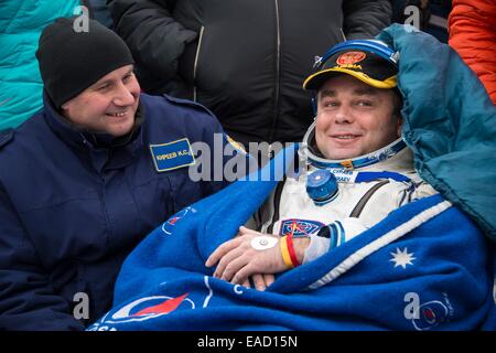 Équipage Expédition 41 Max Suraev Commandant de l'Agence spatiale fédérale russe se trouve à l'extérieur de la capsule Soyouz à quelques minutes après l'atterrissage dans une région éloignée, le 10 novembre 2014 près d'Arkalyk, au Kazakhstan. Suraev, Wiseman et Gerst est revenu sur Terre après plus de cinq mois à bord de la Station spatiale internationale où ils ont servi en tant que membres de l'Expédition 40 et 41 équipes. Banque D'Images