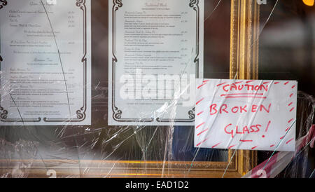 "Attention Broken Glass' signe sur windows fissurées avec devantures panneaux d'avertissement écrit à la main Banque D'Images