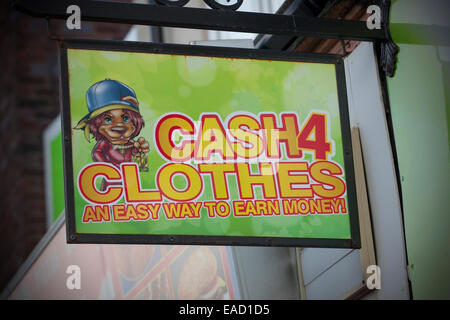 Vêtements Vêtements de bienfaisance don Faire un don de bienfaisance récipient utilisé donnant occasion donner pauvres ont besoin d'appuyer la collecte de dons de donner du bien-être social Banque D'Images