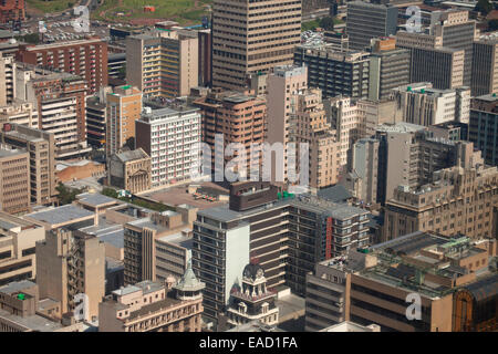 Vue depuis le Carlton Centre sur le gratte-ciel du centre-ville et le quartier central des affaires de Johannesburg, Gauteng Banque D'Images