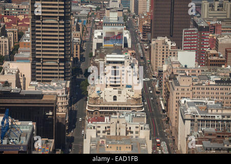 Vue depuis le Carlton Centre sur le gratte-ciel du centre-ville et le quartier central des affaires de Johannesburg, Gauteng Banque D'Images