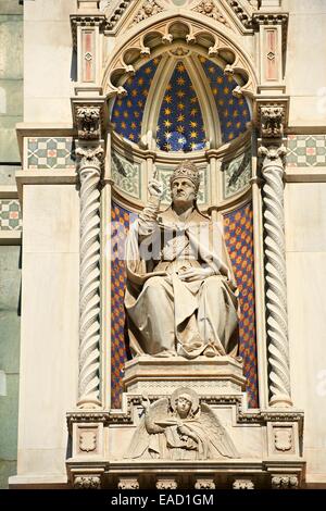 Statue du Pape Eugène IV sur la façade de la cathédrale de Florence, Cattedrale di Santa Maria del Fiore, florence, toscane, italie Banque D'Images