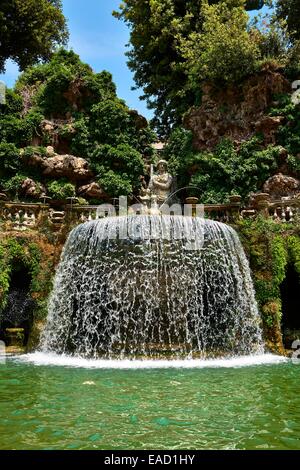 Cascade de la fontaine ovale, 1567, Villa d'Este, site classé au patrimoine mondial de l'UNESCO, Tivoli, Latium, Italie Banque D'Images