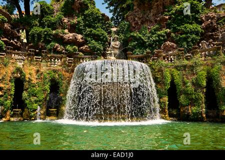 Cascade de la fontaine ovale, 1567, Villa d'Este, site classé au patrimoine mondial de l'UNESCO, Tivoli, Latium, Italie Banque D'Images