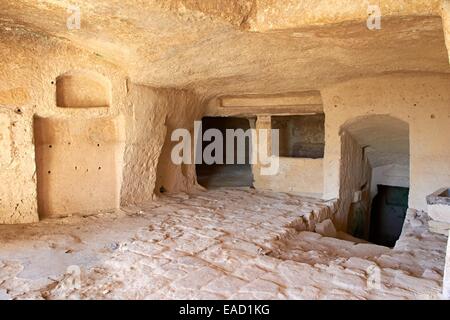 L'intérieur d'un ancien habitat troglodytique, connu sous le nom de Sassi, UNESCO World Heritage site, Matera, Basilicate, Italie Banque D'Images