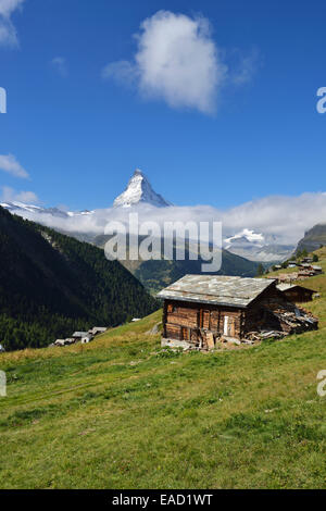 Valaisian typique spycher, une grange traditionnelle, en face du Cervin, Findeln, Zermatt, Valais, Suisse Banque D'Images