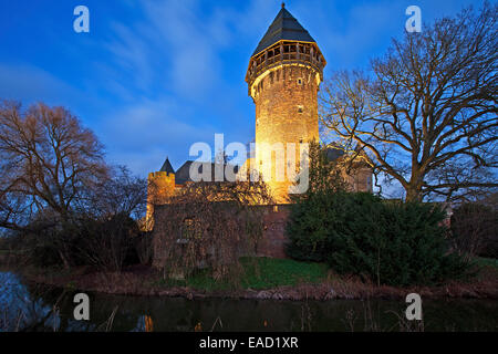 Wasserschloss Burg Linn, un château à douves en Krefeld-Linn, éclairé au crépuscule, région du Bas Rhin, Westphalie Banque D'Images