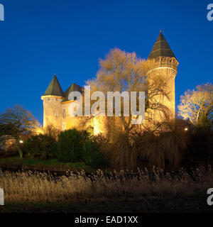 Wasserschloss Burg Linn, un château à douves en Krefeld-Linn, éclairé au crépuscule, région du Bas Rhin, Westphalie Banque D'Images