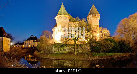 Wasserschloss Burg Linn, un château à douves en Krefeld-Linn, éclairé au crépuscule, région du Bas Rhin, Westphalie Banque D'Images