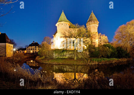 Wasserschloss Burg Linn, un château à douves en Krefeld-Linn, éclairé au crépuscule, région du Bas Rhin, Westphalie Banque D'Images