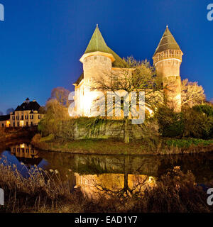 Wasserschloss Burg Linn, un château à douves en Krefeld-Linn, éclairé au crépuscule, région du Bas Rhin, Westphalie Banque D'Images