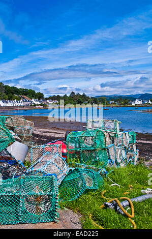 Les engins de pêche au homard à la nasse et empilée au-dessus de la ligne de marée dans le port de Plockton Loch Carron, Wester Ross, les Highlands écossais Banque D'Images