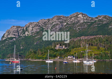 Vue sur les yachts ancrés dans le port de Plockton à Duncraig, Château de Loch Carron, Wester Ross, Scottish Highlands, Ecosse UK Banque D'Images