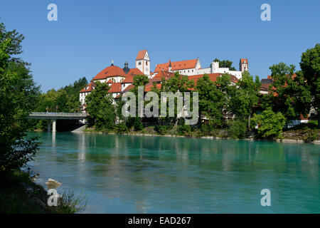 Ancienne abbaye de Saint Mang avec le Hohe Schloss Château au-dessus de la rivière Lech, Füssen, Ostallgäu, Allgäu, souabe, Bavière Banque D'Images