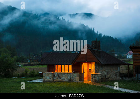 Cuisine d'été dans les montagnes des Carpates. L'Ukraine. Banque D'Images