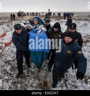 L'astronaute de l'équipage Expédition 41 Alexander Gerst de l'Agence spatiale européenne s'effectue à la tente médicale à l'extérieur de la capsule Soyouz à quelques minutes après l'atterrissage dans une région éloignée, le 10 novembre 2014 près d'Arkalyk, au Kazakhstan. Suraev, Wiseman et Gerst est revenu sur Terre après plus de cinq mois à bord de la Station spatiale internationale où ils ont servi en tant que membres de l'Expédition 40 et 41 équipes. Banque D'Images