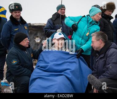 L'astronaute de l'équipage Expédition 41 Alexander Gerst de l'Agence spatiale européenne se trouve à l'extérieur de la capsule Soyouz à quelques minutes après l'atterrissage dans une région éloignée, le 10 novembre 2014 près d'Arkalyk, au Kazakhstan. Suraev, Wiseman et Gerst est revenu sur Terre après plus de cinq mois à bord de la Station spatiale internationale où ils ont servi en tant que membres de l'Expédition 40 et 41 équipes. Banque D'Images