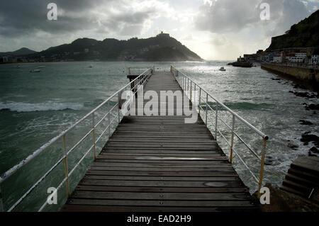 Club Nautique de passerelle à San Sebastian, Espagne. L'île Santa Clara et Igueldo Château en arrière-plan. Banque D'Images