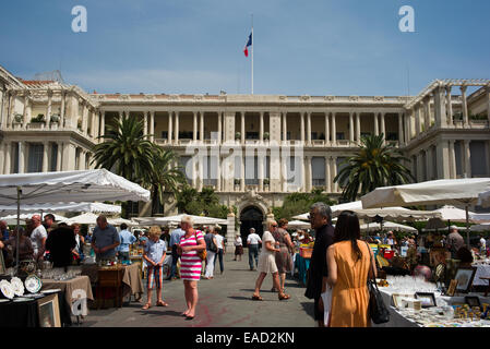 Les consommateurs dans une Marche la Brocante, au cours Saleya, Nice, France. Banque D'Images