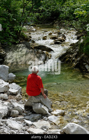 Homme assis dans la Gorge de Schwarzach, Weißbach sur la route Alpine, Berchtesgaden, Haute-Bavière, Bavière, Allemagne Banque D'Images