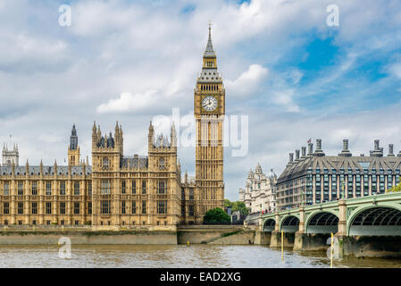 Londres - 27 août 2014 : les touristes traverser le Westminster Bridge en face de Big Ben et des chambres du Parlement Banque D'Images