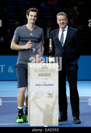 Londres, Royaume-Uni. 12 novembre, 2014. Andy Murray (GBR) a été présenté sur cour avec Arthur Ashe Prix humanitaire de l'année au cours de la journée 3 Barclays ATP World Tour finals de l'O2 Arena. Credit : Action Plus Sport Images/Alamy Live News Banque D'Images