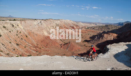 Les pistes cyclables White Mesa, situées dans le sud-ouest des États-Unis, offrent un environnement pittoresque et accidenté pour les amateurs de cyclisme. Les sentiers serpentent à travers des paysages désertiques, donnant accès à diverses caractéristiques naturelles et des vues à couper le souffle. Ils sont populaires à la fois pour le cyclisme récréatif et le vélo de montagne, attirant les amateurs de plein air de partout. Banque D'Images