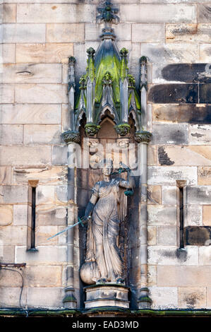 Château de Lancaster, Lancashire, Royaume-Uni. Une statue de « Justice » avec son épée et ses écailles, sur le mur de l'ancienne prison pour femmes Banque D'Images