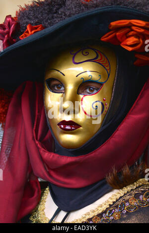 Personnes avec masque d'or et les costumes de carnaval, Venise Banque D'Images