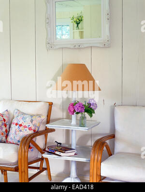 Side Table dans chalet Banque D'Images