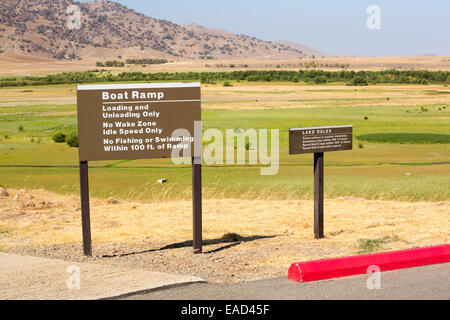 La rampe de mise à l'eau se trouve à Lake Success près de Bakersfield sans fil, qui est à 7 % de sa capacité. Bakersfield est maintenant le plus sec des villes des USA. La plupart de la Californie est en sécheresse exceptionnelle, le plus haut niveau de classification de la sécheresse. 428 000 hectares de terres agricoles ont été retirées de la production en raison du manque d'eau, des milliers de travailleurs agricoles ont perdu leur emploi et un tiers de tous les enfants en Californie se couchent. Banque D'Images